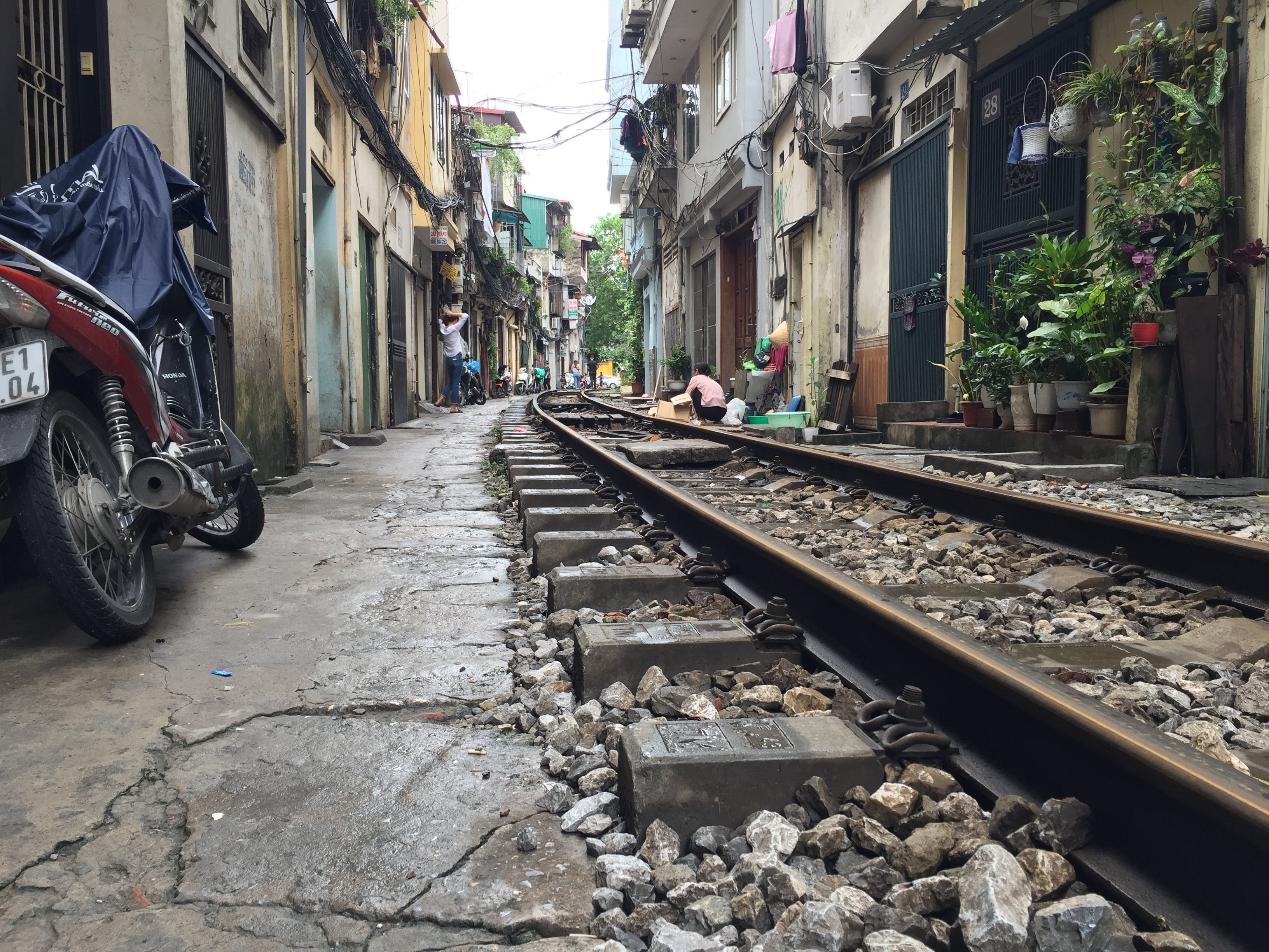 train_street_hanoi